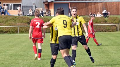 Bild: Gebert
Nächste Saison jubelt der SV Poppenreuth (gelbe Trikots) nicht mehr in der Kreisliga. Das ist nun amtlich.