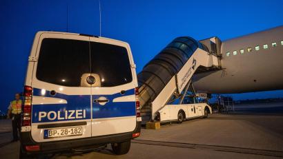 Bild: Michael Kappeler/dpa
Bei Abschiebungen unterstützt die Bundespolizei die Ausländer- und Polizeibehörden der Länder. (Symbolbild)