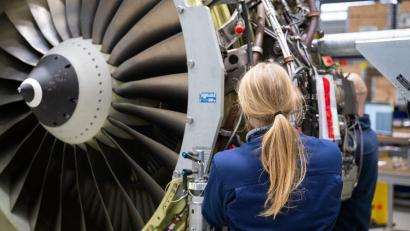 Bild: Sebastian Gollnow/dpa
Eine MTU-Mitarbeiterin bei der Wartung einer Turbine. (Archiv)