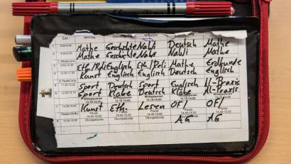 Bild: picture alliance / Andreas Arnold/dpa
Wie der Stundenplan in der fünften Klasse aussieht, hängt von der Schulform ab - und die wiederum vom Übertrittszeugnis. (Symbolbild)