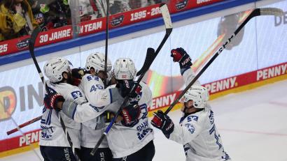 Bild: Andreas Gora/dpa
Diesmal jubeln die Adler: Mannheim erzwingt ein fünftes DEL-Finale