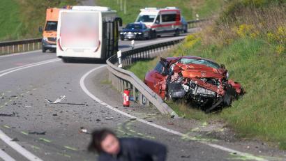 Bild: Thomas Frey/dpa
Bei dem Unfall starb eine Frau, weitere Menschen wurden leicht verletzt.