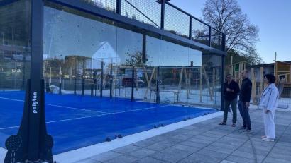 Bild: Stefanie Swann
Bald kann hier Padel-Tennis gespielt werden: Erich Wolf, Matthias Becker und Christine Röckl am neuen Padel-Court auf dem Gelände des 1. FC Rieden.