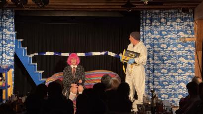 Bild: Christoph Rolf
Barbara Trottmann und János Kapitány brachten das Publikum mit dem Stück "Der Tatortreiniger" zum Lachen.