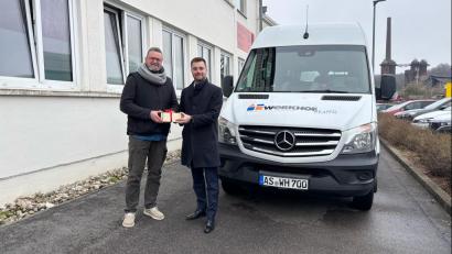 Bild: Kathrin Schmidt
Symbolisch wurde für die Spende ein Sparschwein von Regionalleiter Christian Worotnik von der Sparkasse Amberg-Sulzbach (rechts) an den Geschäftsführer vom Werkhof Martin Osterhage übergeben (links).