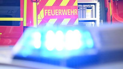 Bild: Bernd Weißbrod/dpa
Die Feuerwehrleute verhindern, dass sich die Flammen weiter ausbreiten. (Symbolbild)