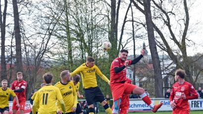 Bild: Gebert
Der TSV Waldershof (Szene mit Julian Schindler aus dem Spiel gegen Trogen) braucht im Heimspiel gegen den BSC Saas-Bayreuth unbedingt einen Sieg.