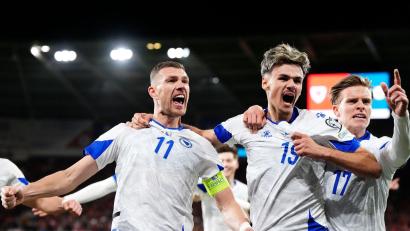 Bild: Nick Potts/PA Wire/dpa
Edin Dzeko (l) soll Bosnien zur WM schießen. (Archivbild)