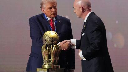 Bild: Jacquelyn Martin/AP/dpa
Donald Trump überlasst Gianni Infantino die Entscheidung über eine WM-Teilnahme des Iran. (Archivbild)