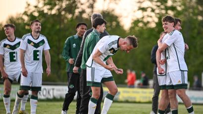 Bild: Loeffler, Jonas
Mit einem 1:0-Sieg beim SV Buckenhofen machte die DJK Ammerthal (helle Trikots) die Meisterschaft in der Fußball-Landesliga Nordost perfekt und feierte den Wiederaufstieg in die Bayernliga. Dominik Haller (Mitte) schreit den Jubel voll raus.