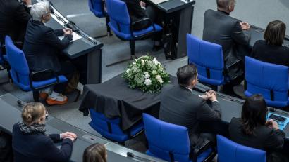 Bild: Michael Kappeler/dpa
Mit einem Gesteck wurde in der vergangenen Sitzungswoche im Bundestag des gestorbenen Abgeordneten Carsten Träger (SPD) gedacht.