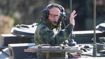 Bild: Markus Schreiber/AP POOL/dpa
Bundeskanzler Merz im gepanzerten Kampfwagen Boxer.