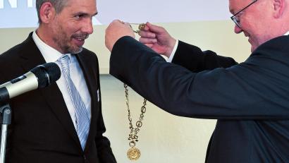 Bild: Stephan Huber
Michael Cerny übergibt die Amtskette an Michael Fritz.