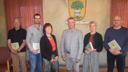 Bild: fz
Aus dem Pirker Gemeinderat scheiden (von links) Klaus Ermer, Ortssprecher Matthias Steinhilber, Dorothea Praller, Bürgermeister Dietmar Schaller, Anja Scharnagl und Josef Kummer aus.