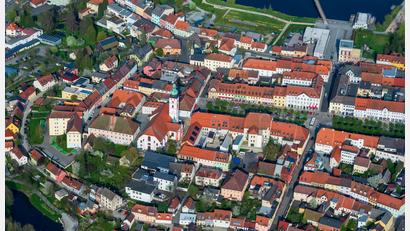 Luftbild: mür
Der Tirschenreuther Ortskern aus der Luft betrachtet: Wenn am Pfingstmontag, 25. Mai, auf Initiative des Radiosenders Antenne Bayern der "Große Flohmarkt-Tag" steigt, können Interessierte im ganzen Stadtgebiet auf Privatgrund Gebrauchtwaren anbieten.
