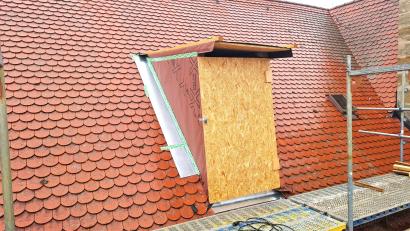 Bild: Michael Götz
Der Transport sperriger Materialien wurde für alle Bauhandwerker enorm erleichtert durch diesen seitlichen Zugang über ein eigens errichtetes Treppenhaus aus Gerüstelementen.