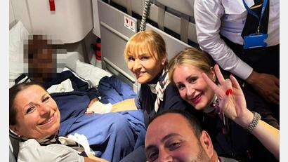 Bild: -/Ita Airways/dpa
Auf dem Flug aus dem Senegal nach Italien hat eine Passagierin ein Kind zur Welt gebracht. (Foto: Handout)