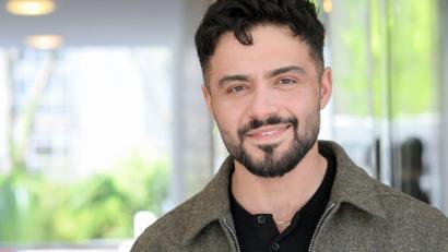 Bild: Jens Kalaene/dpa
Schauspieler Aram Arami bei einem Fototermin für die Deutsche Presse-Agentur im April 2026 in Berlin.