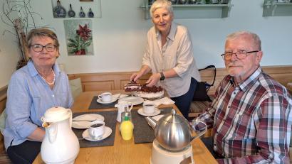 Bild: bl
Sonja Toleikis (links) und ihr Mann Helmut sind die Pioniere in der Senioren-WG von Anne-Käs-Sperl (Mitte) im Schönseer Ortsteil Dietersdorf und genießen das gemeinsame Kaffeetrinken. Den Umzug von Frankfurt aufs Land haben sie nicht bereut.