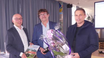 Bild: rn
Marcus Gradl (rechts) und Albert Nickl (links) würdigten die "hartnäckigen" Verdienste von Wolfgang Haberberger als stellvertretendem VG-Vorsitzenden.