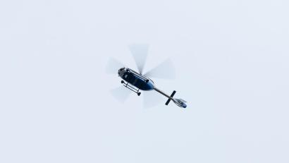 Bild: Silas Stein/dpa
Auch mit einem Polizeihubschrauber suchen die Beamten nach dem flüchtigen Duo. (Symbolbild)