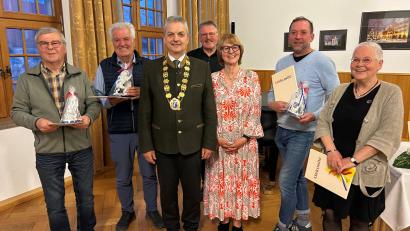 Bild: ck
Es war offensichtlich eine schöne Zeit im Vohenstraußer Stadtrat. Zum Abschied gibt es ausnahmslos strahlende Gesichter. Diese Stadträte werden ab Mai nicht mehr im Gremium vertreten sein (von links): Reinhard Ibisch (FDP/UW), Manfred Voit (FDP/UW), Bürgermeister Andreas Wutzlhofer (CSU), Hans Bayerl (CSU), Karin Gesierich (SPD), Bernd Koller (SPD/parteilos) und Ulrike Kießling (Freie Wähler).