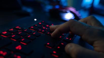 Bild: Nicolas Armer/dpa
Ein Jugendlicher könnte Teil eines großen Hackerangriffs in Frankreich sein. (Archivbild)
