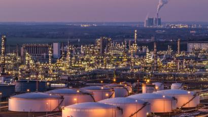 Bild: Jan Woitas/dpa
Chemiewerk in Deutschland: „Die Lieferketten geraten spürbar unter Druck.“ (Archivbild)