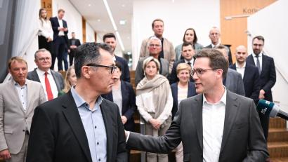 Bild: Bernd Weißbrod/dpa
Die Stimmung zwischen Cem Özdemir und Manuel Hagel hat sich seit dem Wahlabend deutlich gebessert.