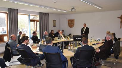 Bild: fla
In seiner letzten Marktratssitzung als amtierender Bürgermeister musste Josef Beimler (stehend) noch wichtige Entscheidungen treffen.