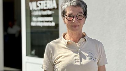 Bild: upl
Theres Eiletz vor dem neu eingerichteten Café in der Ortsmitte von Ensdorf.