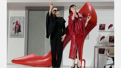 Bild: Ahn Young-joon/AP/dpa
Meryl Streep und Anne Hathaway stellten den Film unter anderem auch in Seoul vor. (Archivbild)