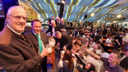 Bild: Kunz
Benjamin Zeitler hat beim Weidener Frühlingsfest alle Hände voll zu tun, das Freibierfass leer zu kriegen.