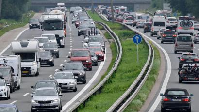 Bild: Uwe Lein/dpa
Auf Bayern Autobahnen könnte es am Wochenende voll werden - besonders in Richtung Süden. (Archivbild)