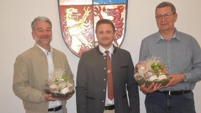 Bild: fz
Karl Bodensteiner (rechts) und Thomas Fritsch (links) wurden von Bürgermeister Ernst Lenk aus dem Gemeinderat verabschiedet.