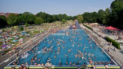 Bild: Daniel Karmann/dpa
An heißen Sommertagen tummeln sich teilweise bis zu 10.000 Gäste im Nürnberger Westbad. (Archivbild)