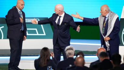 Bild: Darryl Dyck/The Canadian Press/AP/dpa
Auf der Kongressbühne stehen sich die Vertreter aus Israel und Palästina gegenüber. FIFA-Chef Infantino will vermitteln.