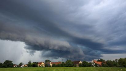 Bild: Alexander Wolf/onw-images/dpa
Ein Unwetter im Augst 2024 in der Nähe von Wolfratshausen in Oberbayern. (Archiv)