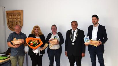 Bild: fla
Bürgermeister Josef Beimler (Zweiter von rechts) verabschiedete (von links) Marktrat Dr. Johannes Weig, Markträtin Maria Greim, Marktrat Michael Weig und Marktrat Florian Stahl und dankte allen für die gute Zusammenarbeit und wertvolle Unterstützung.