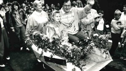 Bild: NT/AZ-Archiv
Am 1. Juli 1990 löst die Mähringer Wirtin Maria Wiesner ihre Wettschuld ein und fährt den Bundestagsabgeordneten Ludwig Stiegler im Schubkarren über die Grenze. Der SPD-Politiker hatte Jahre vorher als Jungspund beim Ortsverein seine Vision von offenen Grenzen dargelegt, was in Mähring eher auf Skepsis stieß.