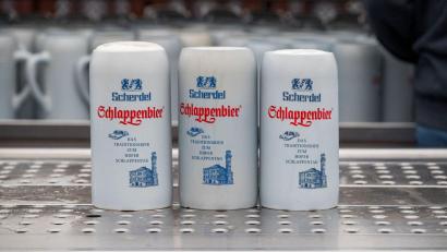 Bild: Daniel Vogl/dpa
Das Schlappenbier wird eigens für den Hofer Schlappentag eingebraut. (Archivbild)