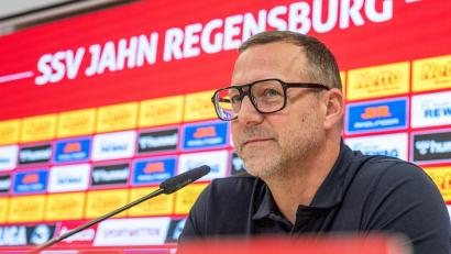 Bild: Armin Weigel/dpa
Sascha Hildmann wird als neuer Trainer des SSV Jahn Regensburg vorgestellt.