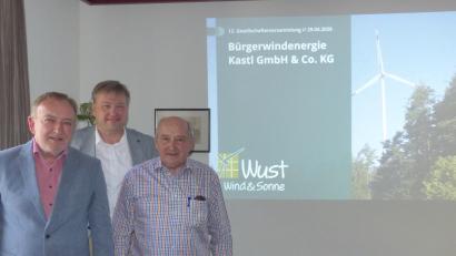 Bild: jp
Die Verantwortlichen fürs Kastler Bürgerwindrad, Geschäftsführer Erich Wust, Bürgermeister Stefan Braun und Beiratsvorsitzender Dr. Waldemar Draxler (von links), legten die Zahlen für das vergangene Jahr vor.