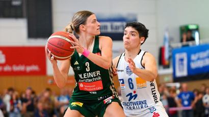 Bild: Florian Wiegand/dpa
Alexandra Wilke (l) und die Basketballerinnen aus Keltern holten in Marburg den entscheidenden Sieg zum Meistertitel.