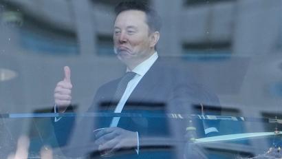Bild: Godofredo A. Vásquez/AP/dpa
Tech-Milliardär Elon Musk wurde als Zeuge im Prozess um seine Klage gegen OpenAI-Mitgründer Sam Altman befragt.