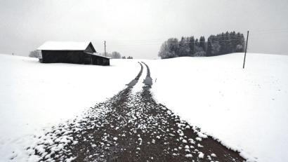 Bild: Karl-Josef Hildenbrand/dpa
Selbst in niedrigeren Lagen im Alpenvorland, wie hier im Allgäu, hatte es in den vergangenen Tagen geschneit. (Archivbild)
