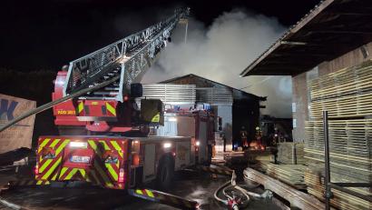 Bild: Marijan Murat/dpa
Die Feuerwehr löscht auf dem Gelände eines Holzbodenwerks mehrere Stunden lang. (Symbolbild)