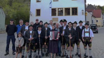 Bild: jp
Die Kastler Trachtler mit Musikantin Michaela und Bürgermeister Stefan Braun nach der "schweren" Arbeit des Maibaumaufstellens am Kastler Marktplatz.