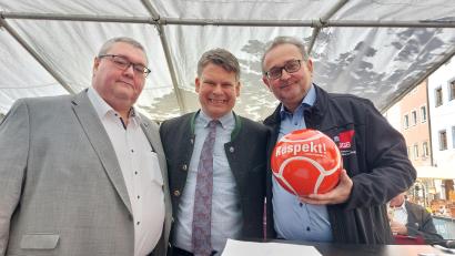 Bild: Kunz
Ein respektabler Fußball für den frischgebackenen Weidener Oberbürgermeister Benjamin Zeitler (Mitte). Eingerahmt vom Hauptredner Christian Dietl (links) und Cheforganisator Josef Bock vom DGB.