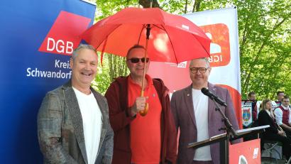 Bild: Hirsch
DGB-Kreisvorsitzender Wolfgang Kurzendorfer (links) und sein Stellvertreter Andreas Sander (rechts) bedankten sich beim Hauptredner der Maikundgebung in Schwandorf, Udo Fechtner (Mitte), mit einem Schirm.